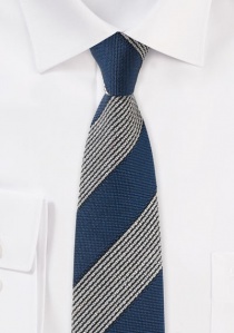 Cravate d'affaires classique à rayures bleu marine