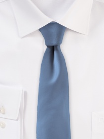 Cravate en soie bleu acier, brillant et stylé