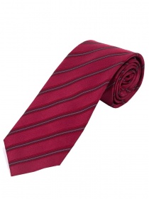 Cravate longue à rayures rouges et argentées