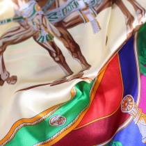 Foulard en soie motif cheval coloré