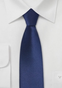 Cravate étroite bleu foncé unie