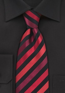 Cravate rayée aux tons rouges vifs