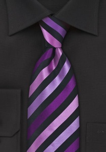 Cravate rayée aux tons violets vifs