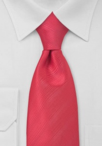 Cravate rouge clair finement rayée