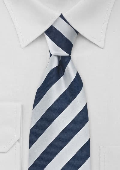 Cravate rayée en bleu foncé et blanc