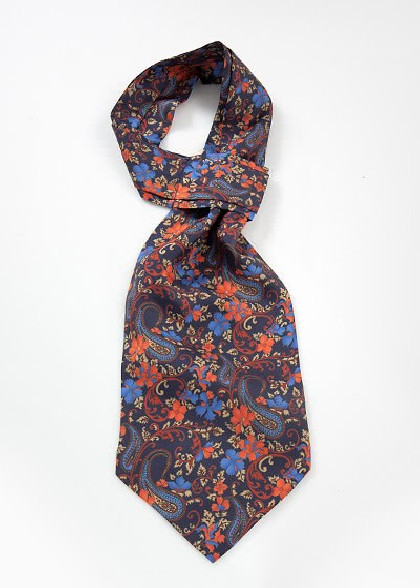 Ascot aus dem gleichen Stoff und Farbe