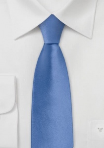 Cravate étroite bleue avec des reflets satinés