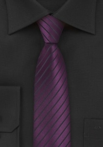 Cravate étroite en violet foncé rayures noires