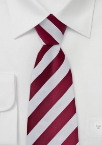 Cravate rayée en rouge foncé et blanc