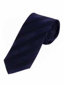 Cravate étroite monochrome à rayures bleu foncé