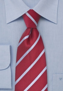 Cravate rouge foncé rayée bleu clair
