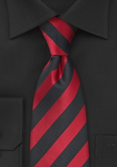 Krawatte Streifendesign rot schwarz Krawatte Streifendesign rot schwarz