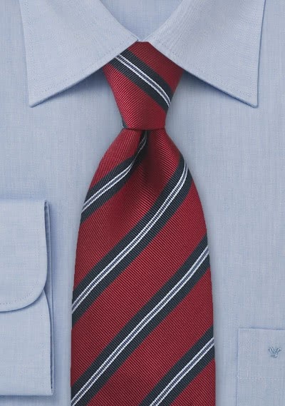 Cravate club rouge cerise rayures argent bleues