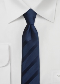 Cravate à rayures bleu nuit