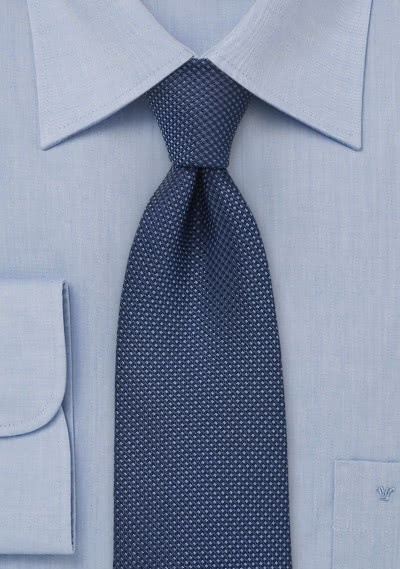 Cravate structurée bleu foncé