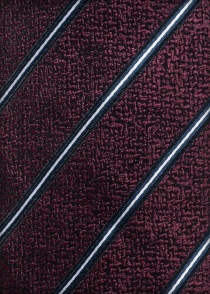 Cravate en soie rayée rouge foncé