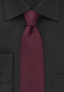 Cravate étroite rouge foncé structurée nuances