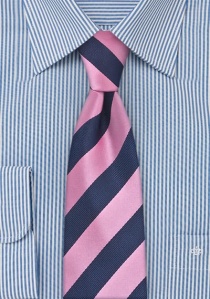 Cravate étroite rose rayée bleu marine