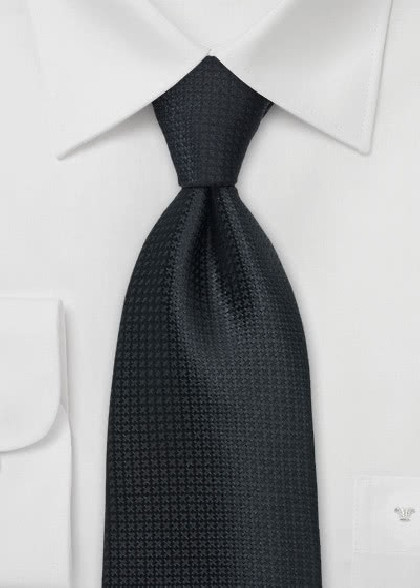 Cravate fine aus dem gleichen Stoff und Farbe