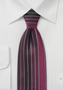 Cravate violette rayée verticale