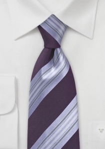 Cravate à rayures violette