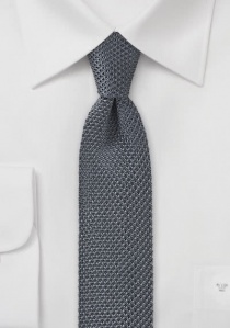 Cravate étroite gris foncé tricotée