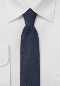Cravate étroite bleu marine tricotée