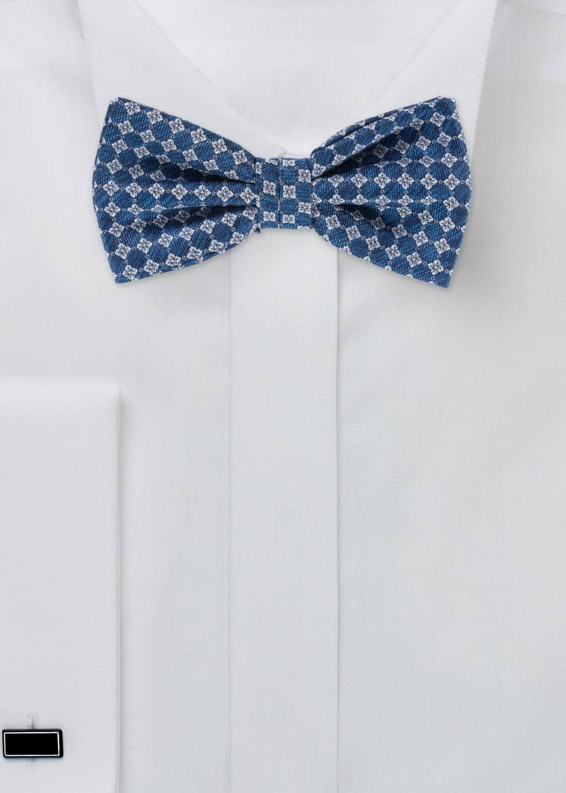 Noeud papillon bleu avec motif losange argenté