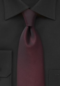 Cravate rouge et noire en matière structurée