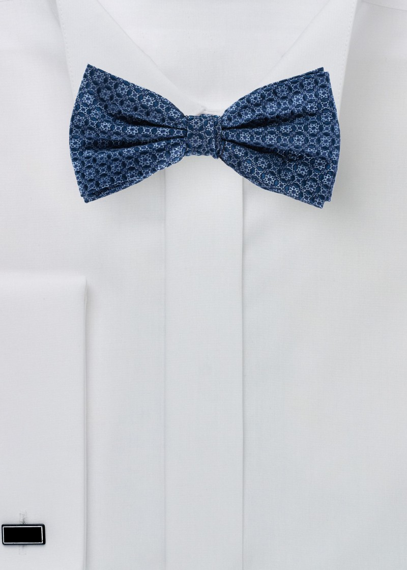 Noeud papillon en soie bleue à motifs