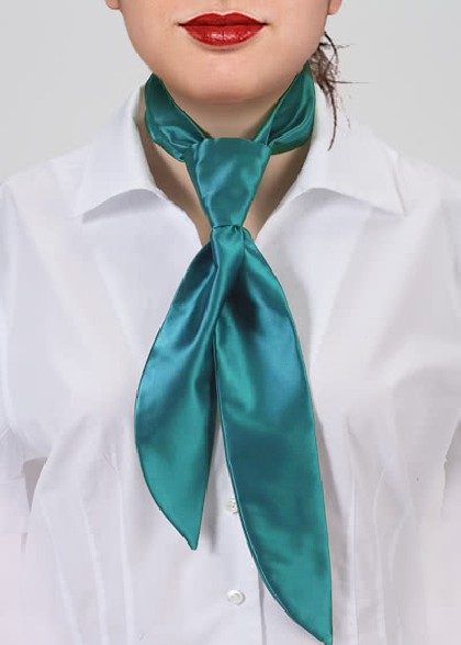 Cravate pour femme aus dem gleichen Stoff und Farbe