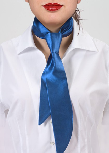 Cravate pour femme aus dem gleichen Stoff und Farbe