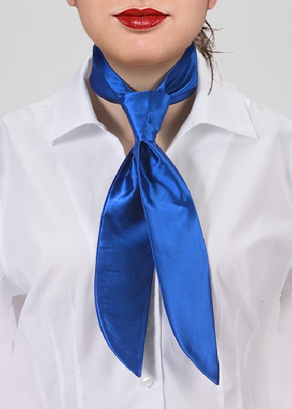 Cravate pour femme aus dem gleichen Stoff und Farbe