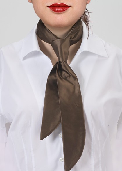 Cravate pour femme aus dem gleichen Stoff und Farbe
