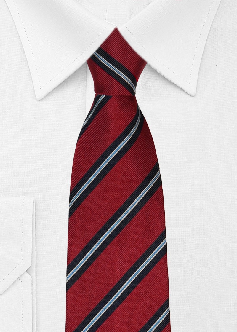 Cravate club rouge cerise rayures argent bleues