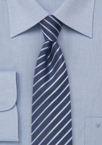 Cravate étroite bleu marine rayures fines bleu