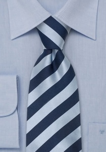 Cravate clip rayée dans des nuances de bleu