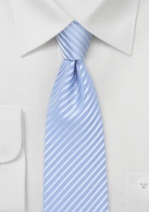 Cravate bleu clair et blanche à rayures