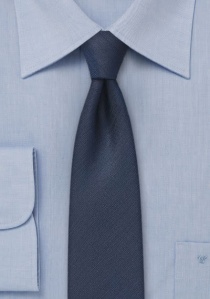 Cravate étroite unie bleu nuit
