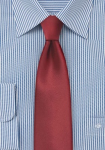 Cravate étroite unie rouge cramoisi