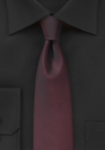 Cravate étroite rouge et noire en matière