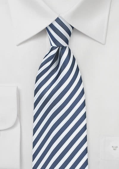 Cravate bleu foncé à rayures blanches