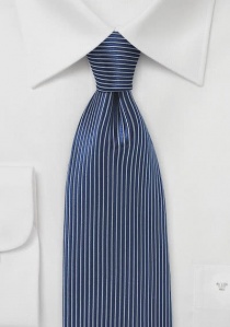 Cravate à rayures verticales bleu marine