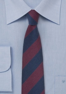 Cravate rayée bordeaux et bleu marine