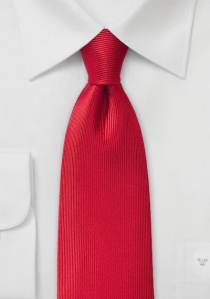 Cravate rouge fraise structurée verticalement