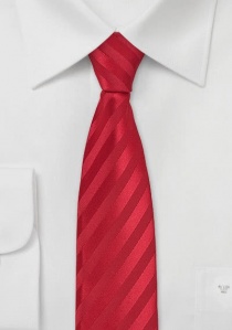 Cravate étroite rayée rouge étincelant