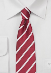 Cravate étroite rayée en blanc et rouge cerise