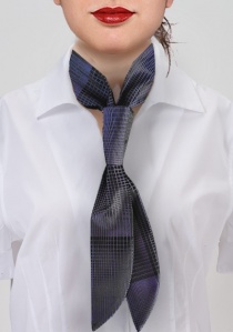 Cravate pour femme décor géométrique bleu nuit