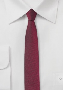 Cravate très étroite rouge foncé