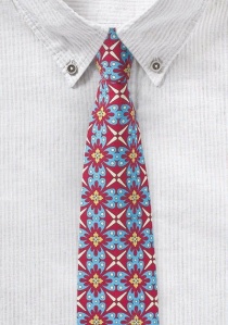 Cravate rouge turquoise avec un look rétro frais